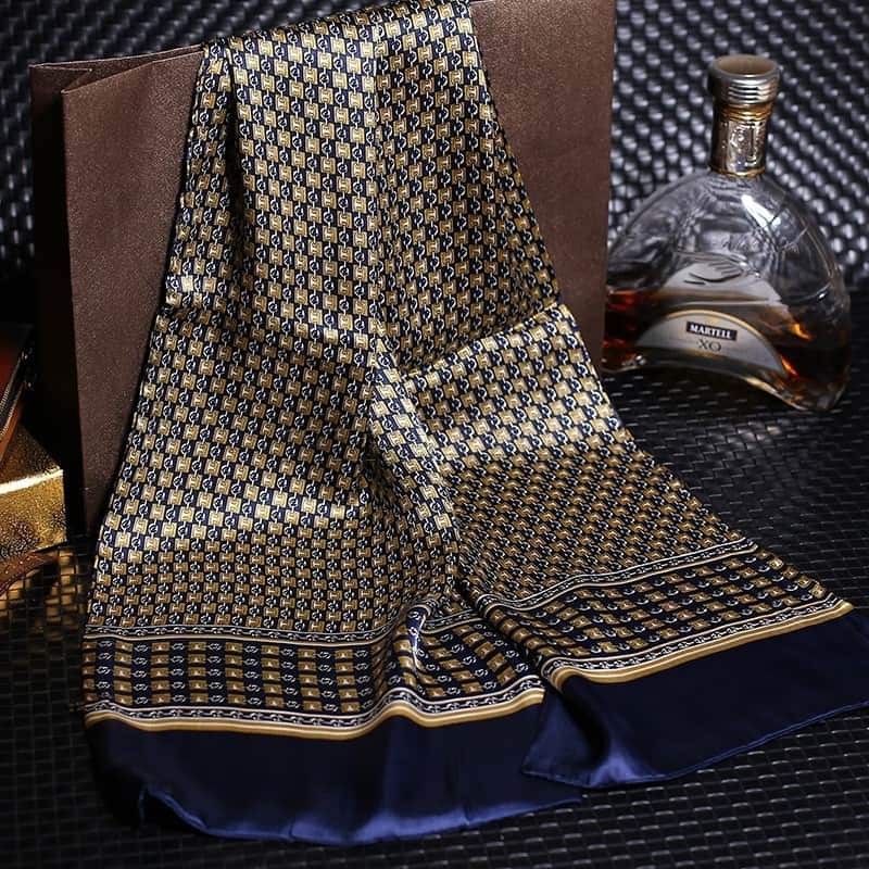 Écharpe en soie, double couche de soie. bleu foncé mature et régulier