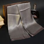 Écharpe en soie, double couche de soie. sentiments simples gris.jpg