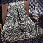 Écharpe en soie, écharpe en satin, exhausser le charme du vert militaire