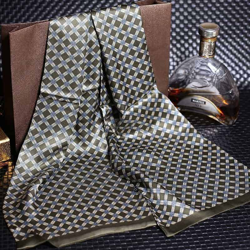Écharpe en soie, écharpe en satin, exhausser le charme du vert militaire