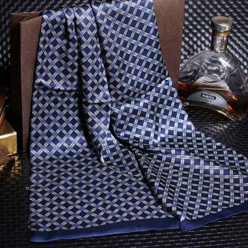 Écharpe en soie, écharpe en satin, valoriser le charme du bleu.jpg