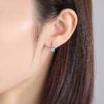 Boucles-doreilles-en-argent-incrustees-topaze-S925-bleu-ciel.SE9108-demo-01.jpg