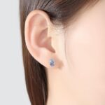 Boucles-doreilles-en-argent-sterling-incrustees-de-topaze-bleu-ciel-S925.SE0107-demo-01.jpg
