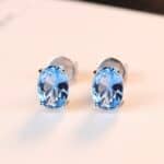 Boucles-doreilles-en-argent-sterling-incrustees-de-topaze-bleu-ciel-S925.SE0107-demo-02.jpg