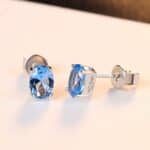 Boucles-doreilles-en-argent-sterling-incrustees-de-topaze-bleu-ciel-S925.SE0107-demo-03.jpg