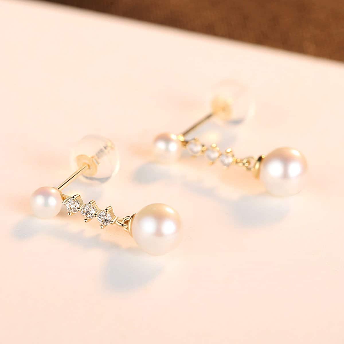 Boucles-doreilles-en-or-14K-incrustees-de-perles.E14055-demo-03.jpg