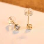 Boucles-doreilles-minimaliste-incruste-de-zircon-or-14K.-E14115-demo-03.jpg
