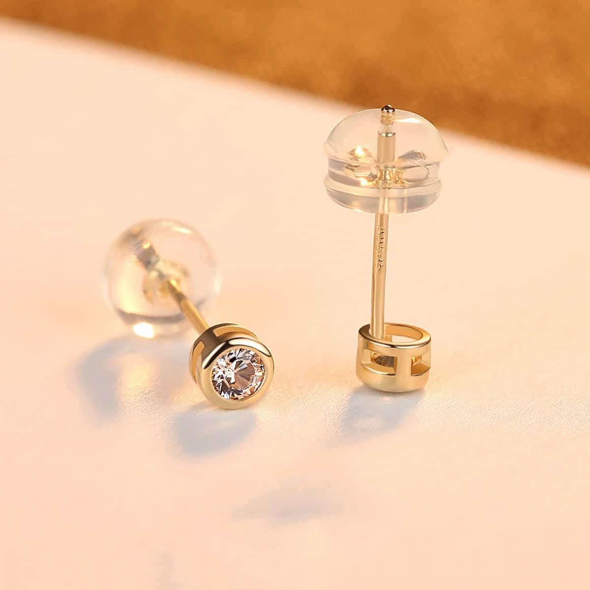 Boucles-doreilles-minimaliste-incruste-de-zircon-or-14K.-E14115-demo-03.jpg