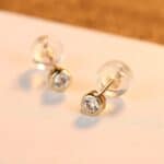 Boucles-doreilles-minimaliste-incruste-de-zircon-or-14K.-E14115-demo-04.jpg