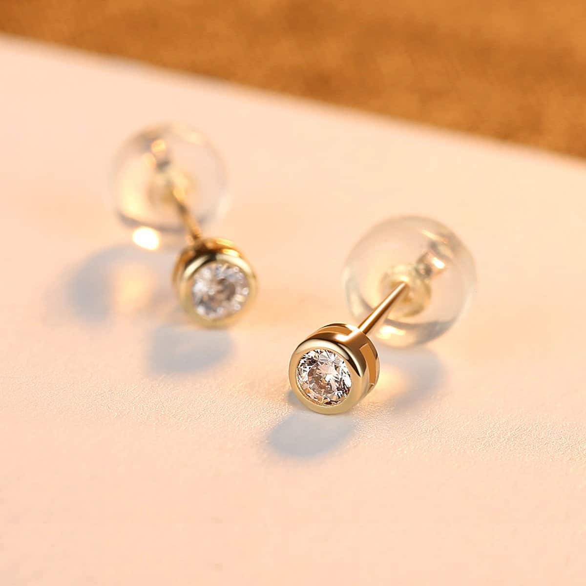 Boucles-doreilles-minimaliste-incruste-de-zircon-or-14K.-E14115-demo-04.jpg