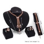 Ensemble-bijoux-boucles-doreilles-colliers-et-bracelet-61154093-1.jpg