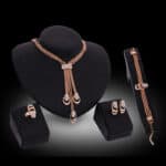 Ensemble-bijoux-boucles-doreilles-colliers-et-bracelet-61154093.jpg