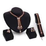 Ensemble-bijoux-boucles-doreilles-colliers-et-bracelet-61154093-3.jpg