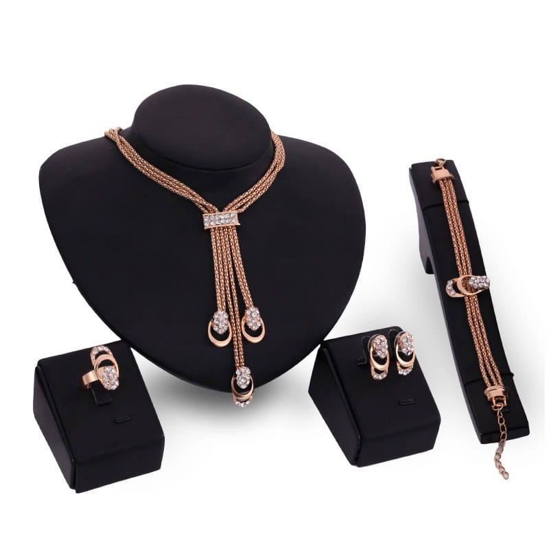 Ensemble-bijoux-boucles-doreilles-colliers-et-bracelet-61154093-3.jpg