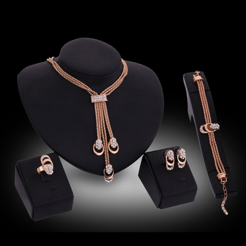 Ensemble-bijoux-boucles-doreilles-colliers-et-bracelet-61154093.jpg