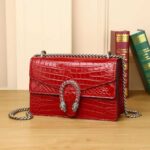Sac à bandoulière en cuir véritable pour femme, motif crocodile Motif du ventre de Dionysos rouge