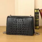 Sac en cuir femme motif crocodile. Petit sac à chaîne Os de Bacchus demo 02