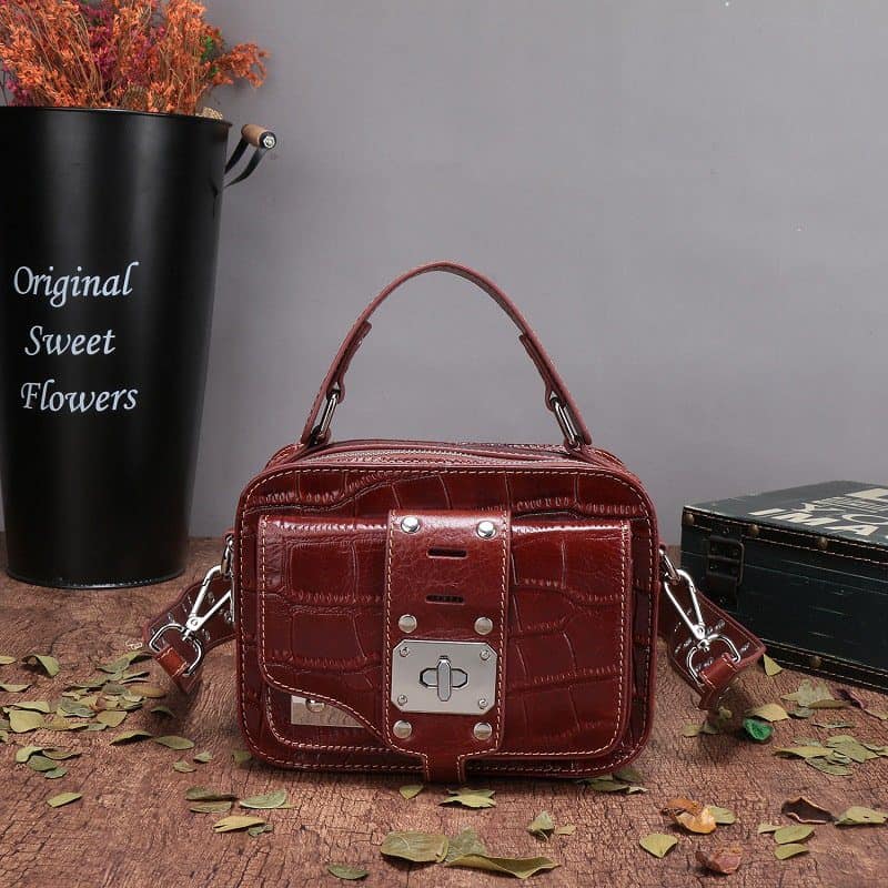 Sac à main cuir femmes, sac à bandoulière, style sauvage. A908 marron foncé