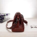 Sac à main en cuir femmes, sac en bandoulière en cuir de vachette. A649 brun coté