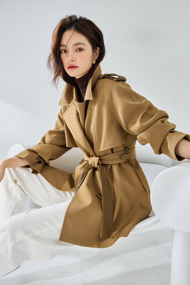 Short, elegant windbreaker coat with leather sleeves 23108 demo 01