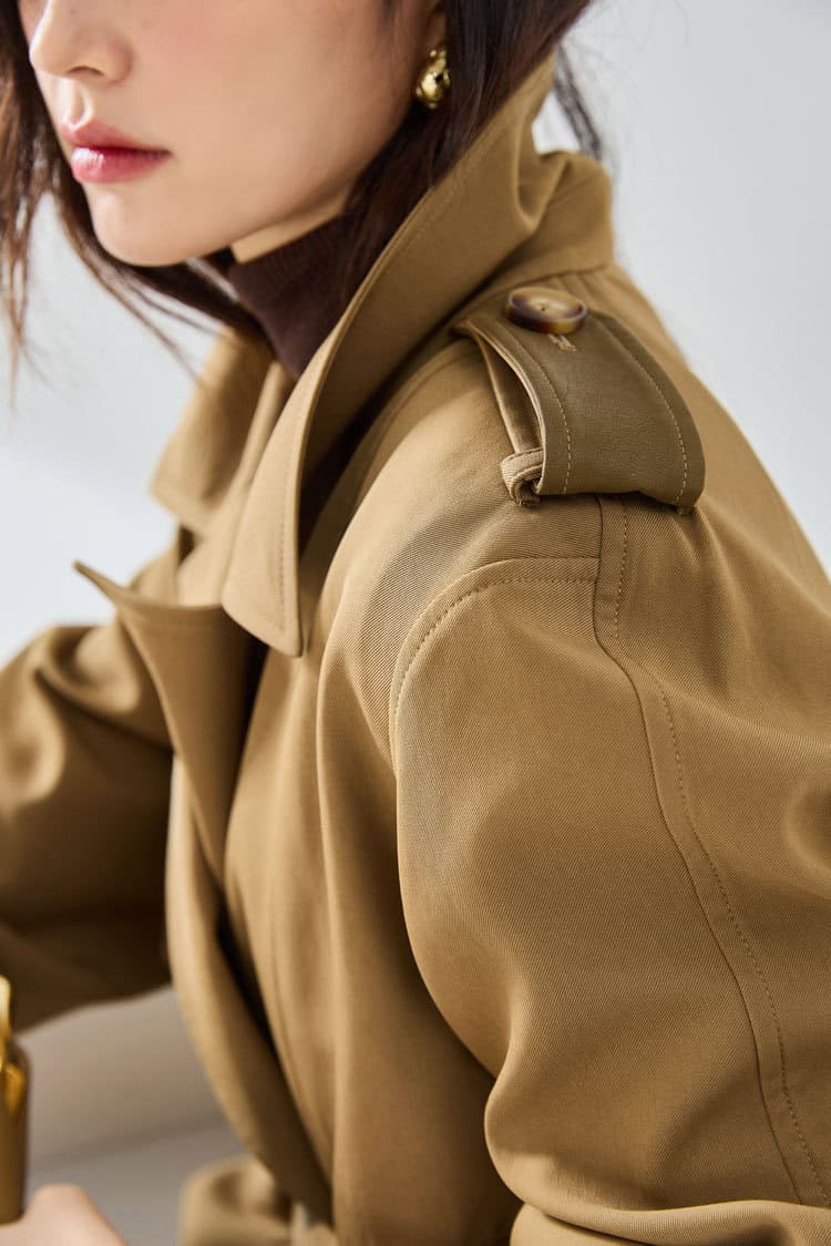 Short, elegant windbreaker coat with leather sleeves 23108 demo 04