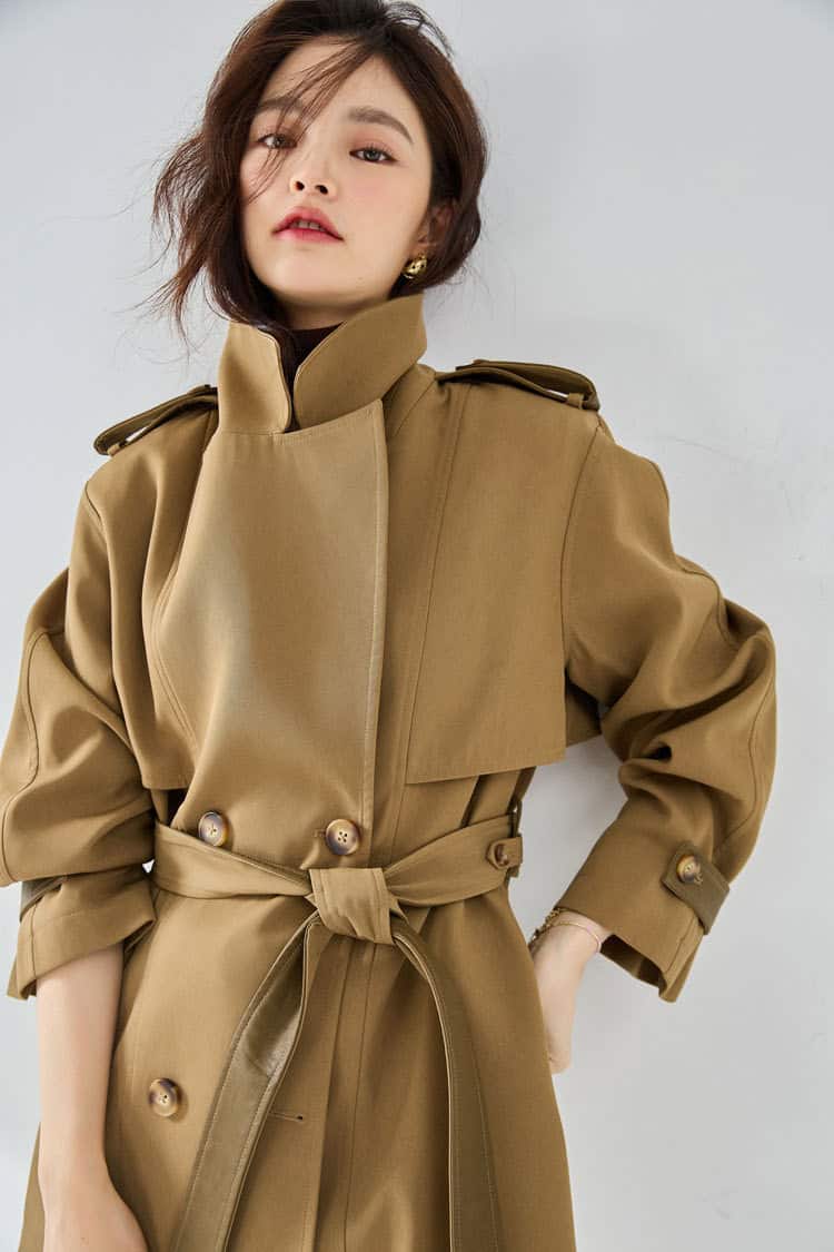 Short, elegant windbreaker coat with leather sleeves 23108 demo 07
