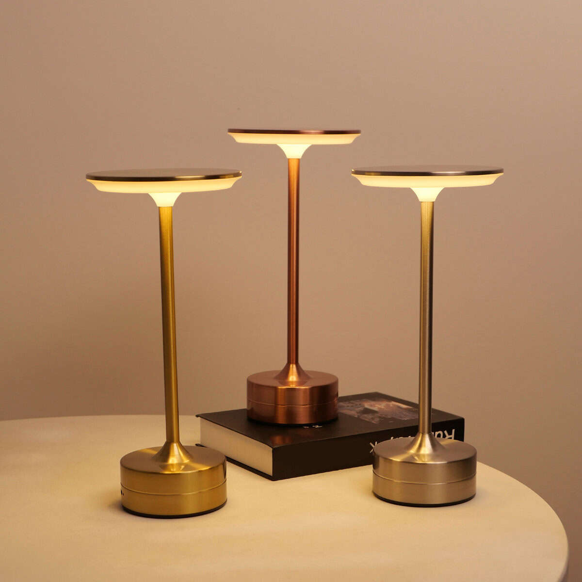 Lampe de table décorative tactile à induction en forme de I Demo 02