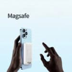 Batterie externe pour téléphone portable sur iPhone 12 Pro avec étui en cuir.