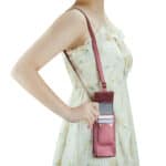 Étiquette pour téléphone portable et porte-cartes en cuir rose, pratique et élégante.